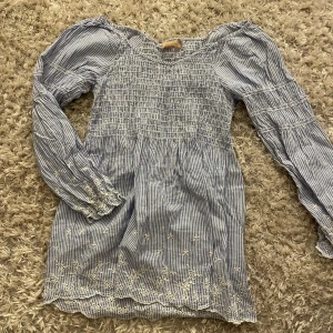 Topp - Jätte söt vintage topp med söta detaljer💗skönt material och passar allt mellan xs-m🥰