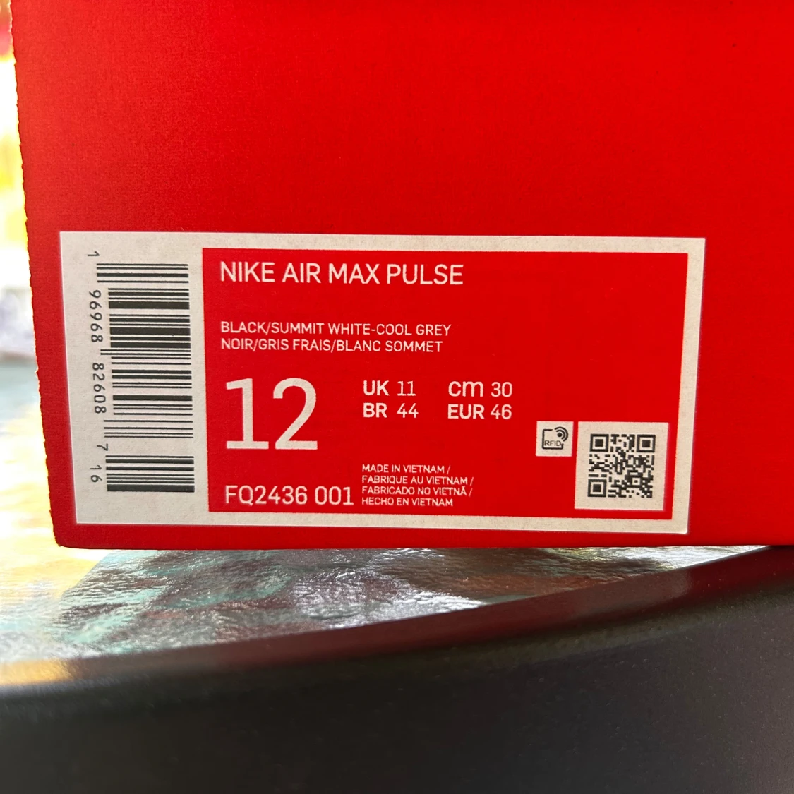 Svarta Nike sneakers med luftig design - 93