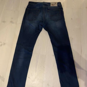 Jacob cohen - Säljer nu min jacob cohens w32 som e i bra skick.moddelen på byxorna är 622.skicket är 8/10 och är riktigt snygga.Priset går att diskutera vid snabba affär.