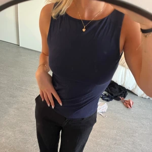 Topp - Marinblå skitsnygg topp som inte kommit till användning😊