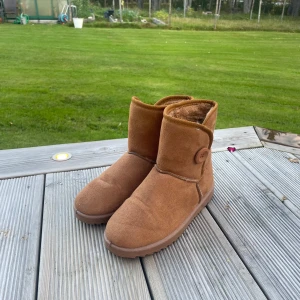 Höst/Vinterskor - Inte äkta läder/skinn Använda enstaka gånger💕 I strl 37 men passar mig som har 38 vanligtvis