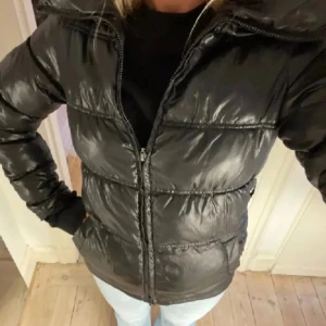 Höst/vinter jacka - Så fin dunjacka som tyvärr inte passade mig! Borde passa till lite kallare dagar! Köpt här på Plick, bilder från förra ägaren! Kontakta vid frågor 💕