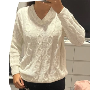 Vit tröja  - Säljer denna ”tjock” tröja från Shein, aldrig använt. Säljer för inte kommer till användning. Står inte storlek men säker på att den e S.  Skriv för mer info eller bilder! 