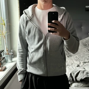 Jack & Jones zip hoodie - Tjena, säljer min Jack & Jones zip hoodie som har blivit använd för lite och det är därför jag säljer den. Bara att skriva om du har några frågor. 