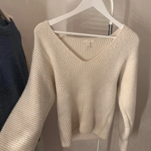 Stickad tröja - Fin V-ringad stickad tröja från H&M. Säljs ej längre. Storlek XS men passar mig som har M. Fint stick, inga defekter.