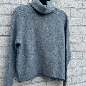 stickad tröja  - grå stickad tröja i bra skick💕