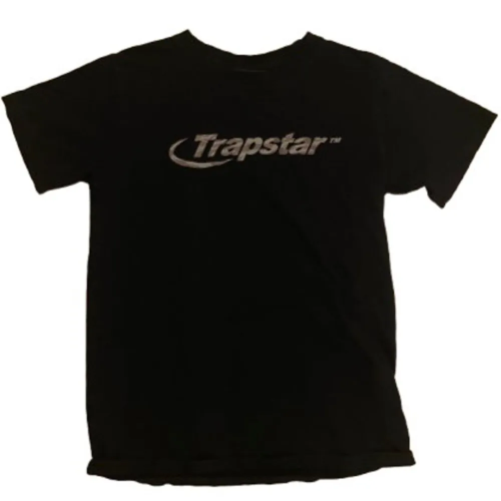 Fet Trapstar tisha, köpt här på plick. Sitter lite mindre. T-shirts.