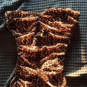 Leopard topp  - Leopard topp som köptes här på plick Köpt på zara för några år sedan💞