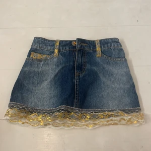 Jeans kjol - En super fin Jeans kjol med guld ditaljer  Storlek typ 134-140