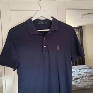 Ralph lauren piké - Riktigt fet marinblå ralph lauren piké i storlek M (slim fit). Skick 9/10 i princip perfekt skick, hör av dig vid fler funderingar! 
