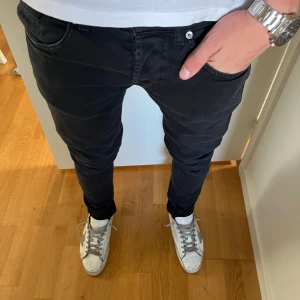 Dondup jeans  - Säljer nu mina Dondups då de inte kommer till användning. Passar någon bäst som är ca 180. Tvärfeta nu till hösten. Hör av er vid funderingar, vid snabb affär kan priset ändras