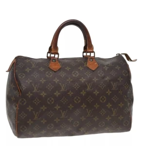 Louis Vuitton Speedy 35 - Louis Vuitton Speedy 35. Ett måste i väskkollektionen! Bra storlek för både vardagsbruk och resor. Perfekt att använda som skol-/arbetsväska. Speedy ger en touch av lyx och stil till varje outfit. Tillverkad i den ikoniska monogramduken.