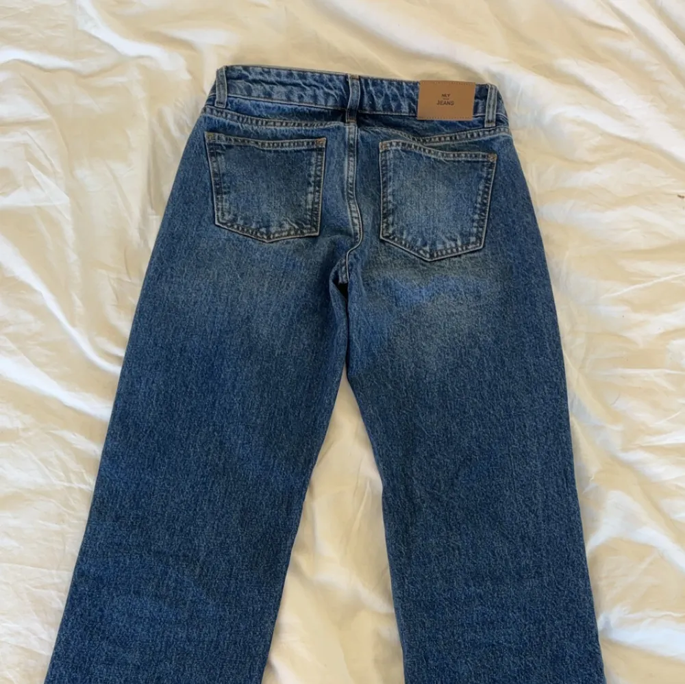 Säljer dessa lågmidjade jeansen från Nelly då dom är för små💕 storlek 34 men skulle vilja säga 32💕 Raka och långa i benen. Fråga gärna om fler bilder💕. Jeans & Byxor.