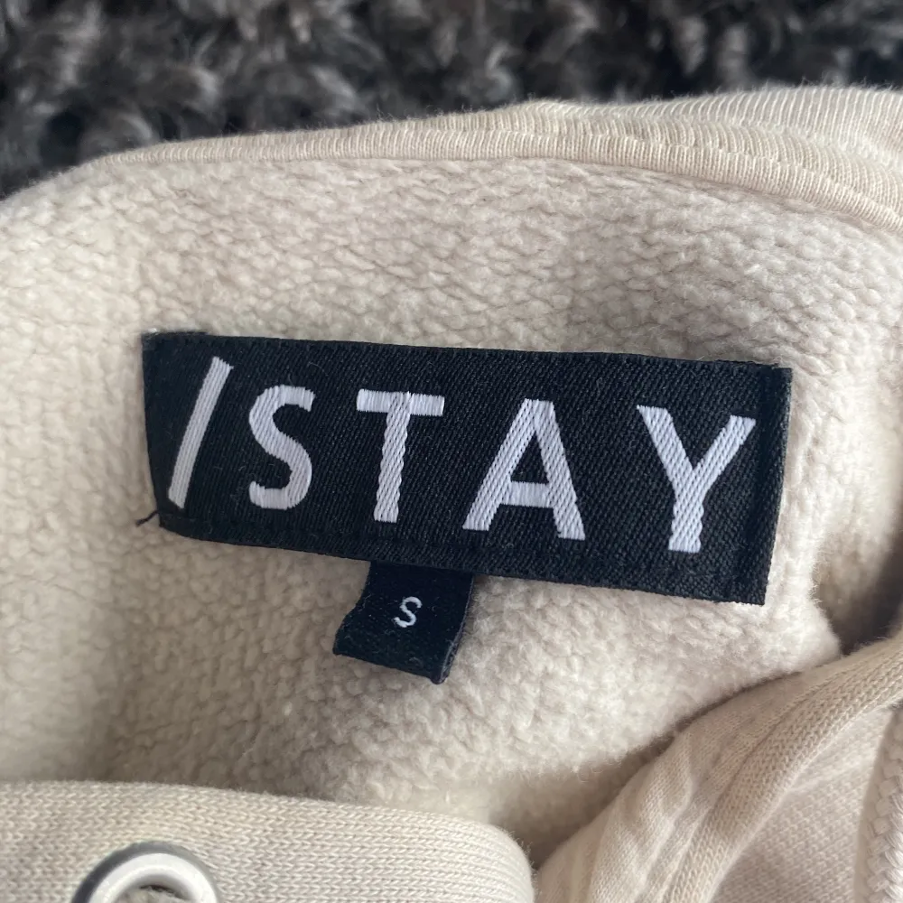 säljer en supermysig beige hoodie från Stay🫶🏻Den är perfekt för chilliga dagar och har en ficka framtill. hoodien har en broderad logga på framsidan, men har tyvärr en liten fläck som inte går bort i tvätten. syns dock inte på långt håll🫶🏻🫶🏻. Hoodies.