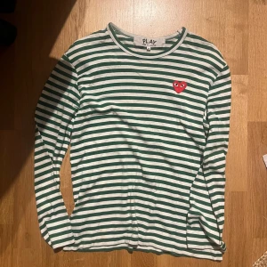 Comme des garcons tröja - Säljer nu denna sjukt snygga tröja ifrån comme des garcons. Inga defekter! Ny pris 1400kr🙏ställ gärna frågor!