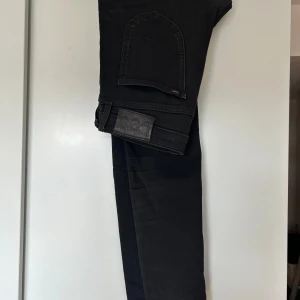 Lee jeans Malone W31 L34 - Svarta Lee jeans i modellen Malone. Knappt använda och är i fint skick. Se jeansmodell på bild 3
