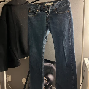 lågmidjade jeans - nu säljer jag även dessa lågmidjade jeans ifrån levis som vanligt inga skador och i bra skick! dom är utsvängda storlek 28! väldigt lågmidjade ny pris 1399kr pris kan diskuteras skriv vid frågor köp via köp nu!🔥