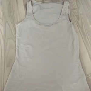 Intimssimi linne - Beiget intimssimi linne i storlek S. Dock väldigt stretchigt så tror att det kan passa andra storlekar också. Bra skick och i princip helt oanvänt.