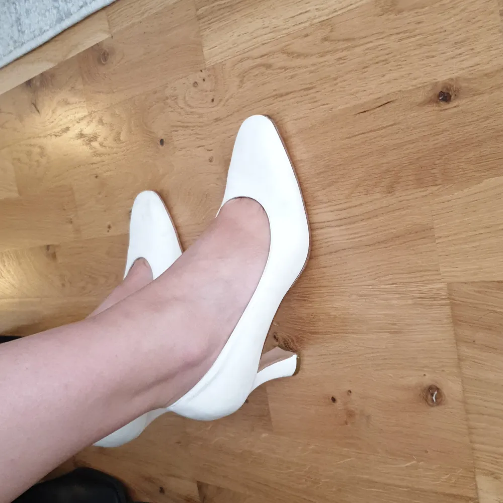 Vintage klackskor i bra material och mycket bekväma från märket Barbarella. Det finns lite märken som syns på bilderna. bröllop, brud, vintage. Kengät.