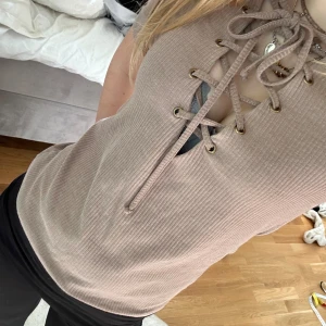 Tröja med knyt dekoration 💕 - Jätte fin tröja med snören som dekoration där framme. Köpt sekund hand men används inte💕💕