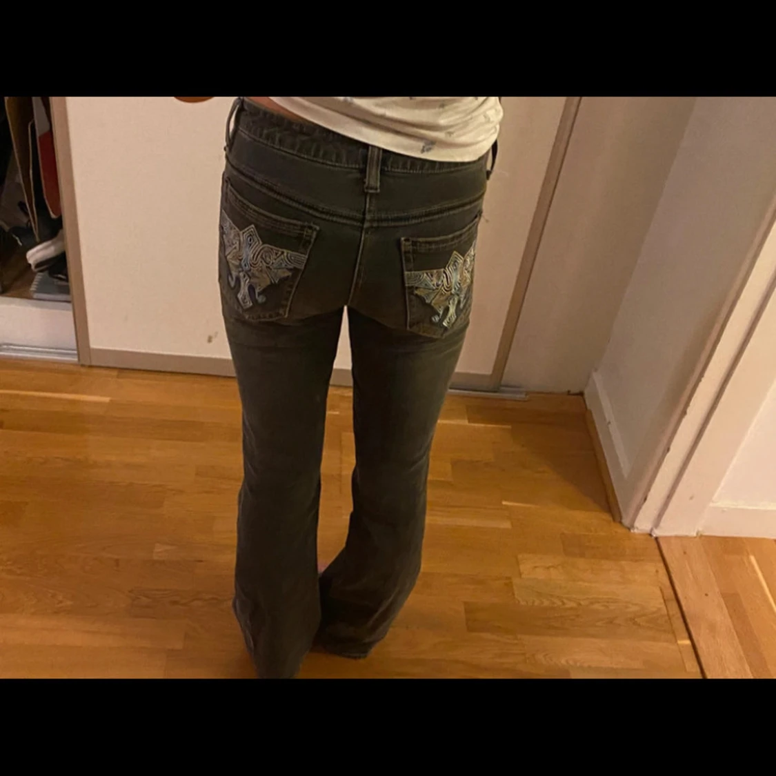 Bootcut jeans med tryck på fickorna  - 91