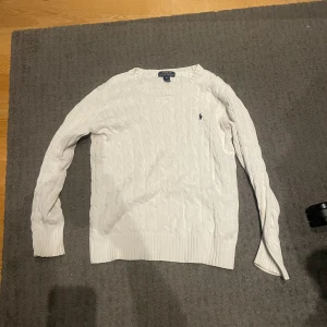 Polo tröja - Polo Ralph lauren tröja. Jag har slutat använda den för den är för liten. Liten defekt under kragen.