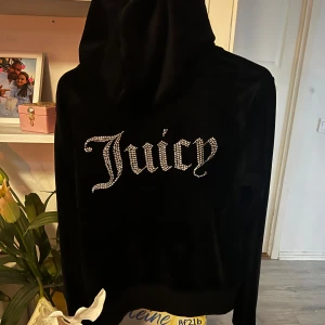 Juicy couture hoddie - Juicy couture hoddie i storlek xs , inte använd bara provad då dottern inte ville ha stenar på sin hoddie .Djur och rökfri 