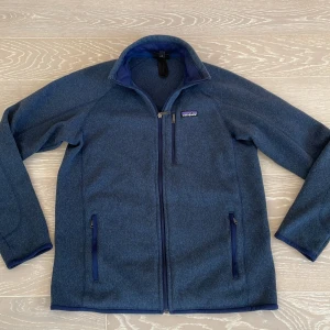 Patagonia fleece tröja - Säljer nu denna patagonia tröjan| den är använd fåtal gånger då den är för stor på mig skick 9/10| hör av er vid intresse!