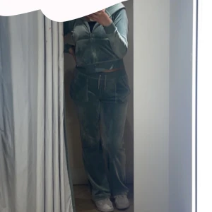 Juicy couture grön - Säljer min jätte söta gröna juicy sätt jag fick i julklapp, använd några gånger men inget som syns, köpte för 2200 säljer för 799 och priset kan diskuteras med snabbaffär❤️