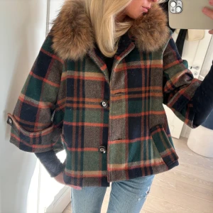 Trekvartsärmad jacka - Så sjukt fin jacka/ cape med trekvartsärmar och krage i äkta päls😍😍 