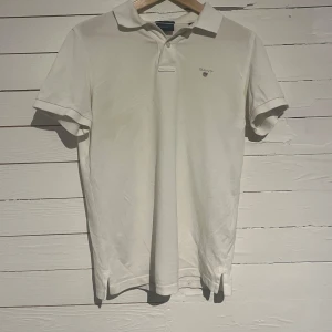 Vit Gant piké (S) - Säljer nu denna stiliga vita gant piké för 99kr!! Den är i storlek S och är i mycket bra skick. Pris kan diskuteras, hör av dig vid funderingar!😁