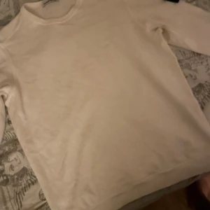 Stone island sweatshirt L - passar stort för att vara L, väldigt bekväm. har ej kvitto men jag kan lova att den är äkta. om du är intresserad kan du dma jag har fler bilder men plick lät mig inte använda dom💀