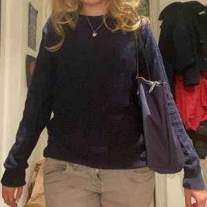Mörkblå tjocktröja  - Säljer denna super mysiga tjocktröja från märket Homebound. Gjord av 100% bomull. Perfekt till hösten och vintern🍁❤️