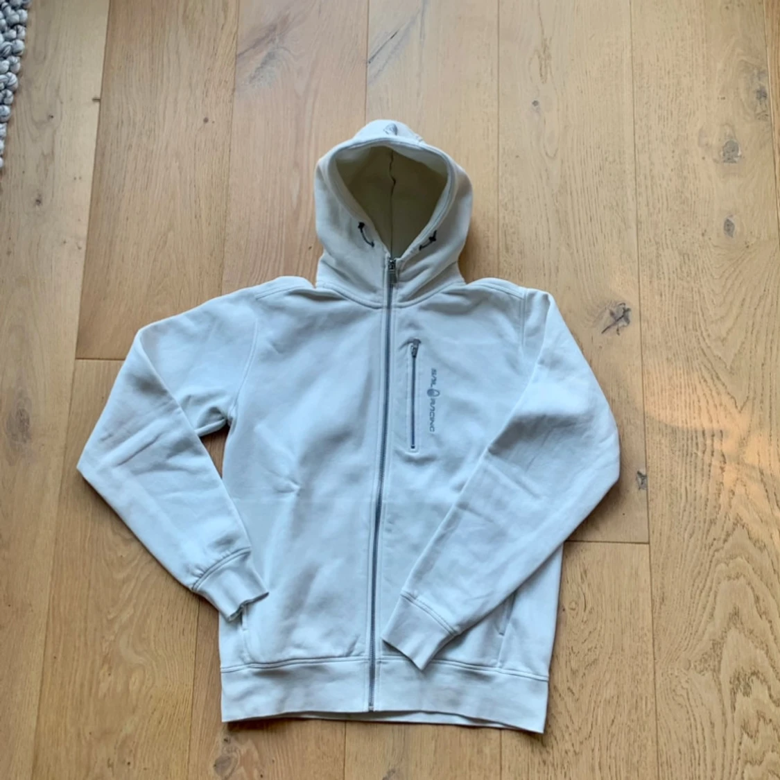 Vit hoodie från Sail Racing - 90