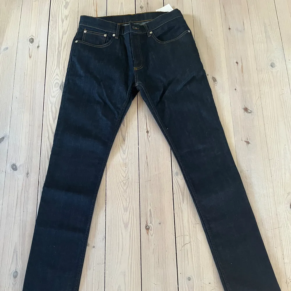 Snygga jeans från Sandro Paris i storlek 31, i mörkblå färg. Jeansen är i slim fit och är nya / oandvända. Nypris 1795 kr. Jeans & Byxor.