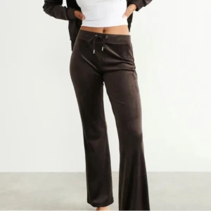 Bruna velour byxor - Säljer ett par bruna byxor, helt nya i storlek L. Väldigt bekväma och perfekta inför hösten. 