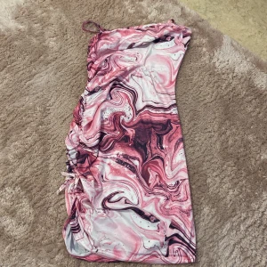 En klänning  - Den e mycket bra kvalitet, storleken är 12-13år men den kan funka som en storleken 146-152