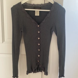 Spets topp  - Jättesöt topp från Rosemunde helt i nysskick. Köptes för 899kr. Finns likadan i rosa osså som säljs.