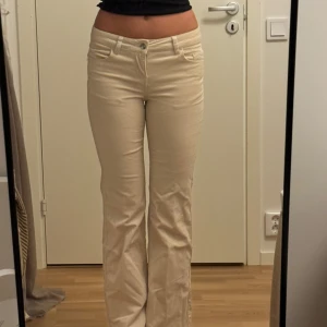 Manchesterbyxor  - Lågmidjade manchesterbyxor. Bootcut modell 