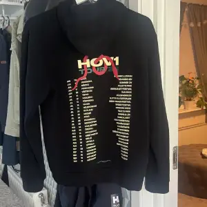 Super fin hov1 hoodie, säljes då jag inte för användning av den och måste rensa min garderob (köpt för 600) endast använd en gång