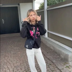 Säljer detta juicy byxor!💕 - Ganska nytt skick på byxorna, inga skador har dock sytt upp dom en gång vid benen,men har tagit ner det igen nu. Det syns dock inte att man har gjort det, använt dom runt typ 6 gånger/det är storlek xxs men det passar till dom som har xs me!💕 