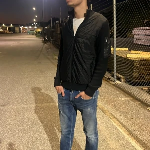 J. Lindeberg cardigan - En väldigt snygg och stilren cardigan ifrån märket J.Lindeberg, min kille är cirka 180 lång och den sitter jätte bra, den är i storlek m men sitter mer som en s, helt fel fri förutom en defekt i vänstra ficka ”hål” men inget som syns vid användning💗