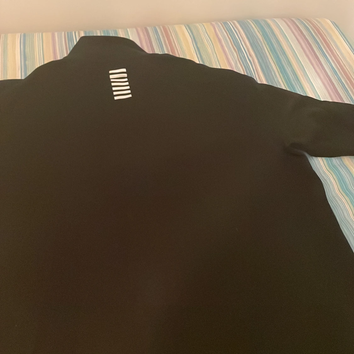 Armani zip tröja som är helt ny i svart färg - 90