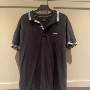 Hugo boss pike - En Hugo boss pike i nyskick  Size L 