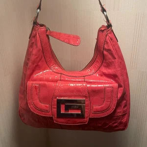 Rosa Guess väska - Riktigt fin Guess väska i superfint skick. Säljer då min mamma ej använder dem. Stort utrymme. En riktig dröm väska i äkta Guess. 