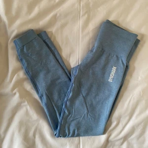 adapt tights gymshark - blåa träningstights från gymshark i modellen adapt, sparsamt använda