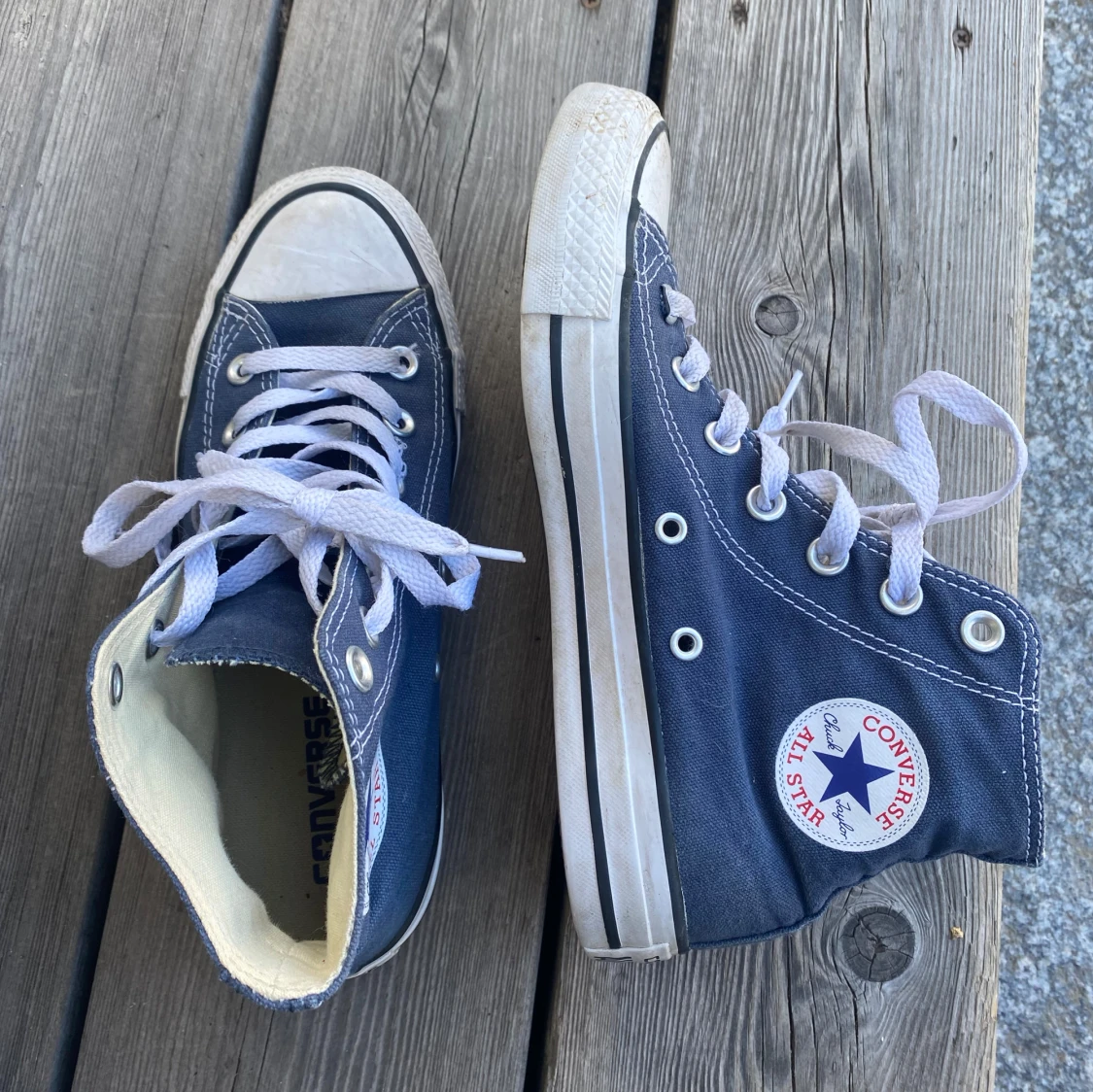 Mörkblå Converse 