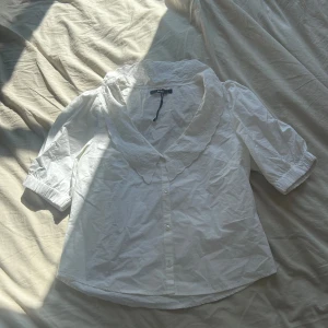Blus - De är en blus från bikbok och är i storlek L, den är i världsfred bra skick och är andvänd typ 1-2 gånger 
