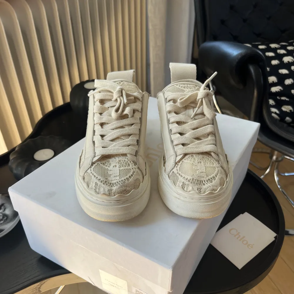 Cholé Lauren sneakers i färgen ”mild beige”. Mycket bra skick! Allt på bilden medföljer, dvs skokartong, dustbags och ett litet kort. Nypris ca 7 000kr.. Skor.