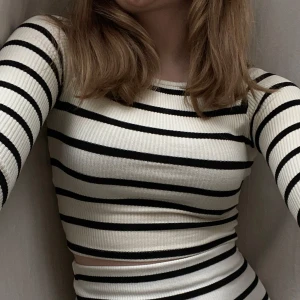 Randig topp  - Randig långärmad topp från bershka 🥰storlek xs och i fint skick 🤩